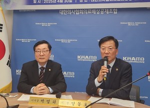 ▲ 박명하 이사장(왼쪽)과 양동호 의장.