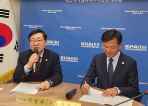 ▲ 박명하 이사장(왼쪽)과 양동호 의장.