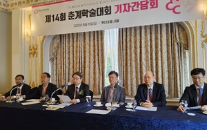 ▲ (왼쪽부터) 정혁준 총무이사, 홍의수 총무부회장, 류재춘 회장, 한경일 정책부회장, 이상 학술부회장, 이유홍 공보이사.