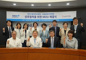 ▲ 분당서울대병원과 승일희망요양병원 주요 관계자가 업무협약식에서 단체사진을 촬영하고 있다.