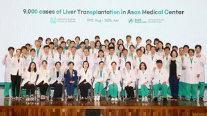 ▲ 서울아산병원 간이식팀 의료진이 간이식 9000례 달성을 축하하며 7일 기념사진을 찍고 있다.