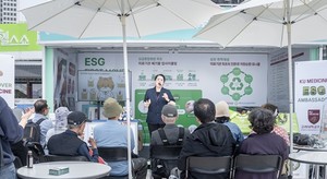 ▲ 고려대의료원이 2025 서울헬스쇼에 참가한 고려대의료원 전정주 수어통역사가 참석자들을 상대로 수어 함께 배워요 프로그램을 진행하고 있다