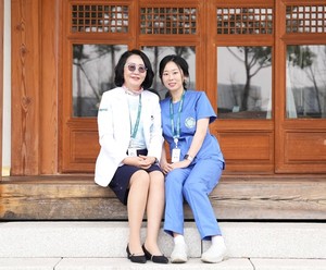 ▲ 이대서울병원 내 위치한 보구녀관에서 기념촬영을 한 정성애 교수(왼쪽)와 김재아 간호사.