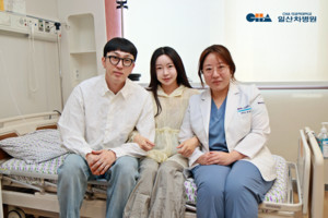 ▲ 일산차병원에서 둘째 아이를 득남하고 아이코드에 제대혈을 보관한 방송인 슬리피씨 부부가 주치의 부혜연 교수와 기념 촬영을 하고 있다.