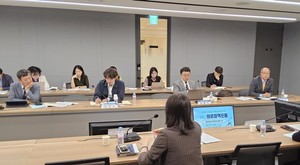 ▲ 패널토의에 참여한 전문가들은 지역ㆍ필수의료 문제와 관련, 공공의대 신설이라는 단편적 해법에 앞서 공공의료 철학 재정립과 기존 시스템 개선 등 근본적 문제 해결이 우선이라고 제언했다.