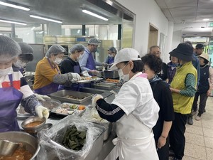 ▲ 건협 충북세종지부가 가경노인복지관에서 배식봉사를 진행했다.