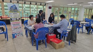 ▲ 건협 충북세종지부가 청주 실내수영장에서 건강캠페인을 진행했다.