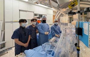▲ 전남대병원 순환기내과 관상동맥중재시술팀이 지난 7일 호남 최초로 ‘관상동맥 내 쇄석술’을 마치고 환자를 회복실로 이동시킨 후 기념사진을 촬영하고 있다. 