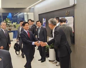 ▲ 김문수 후보(왼쪽)이 의협을 방문, 김택우 회장과 인사를 나누고 있다.