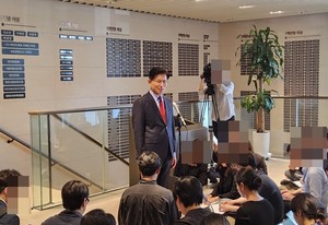 ▲ 의협과의 간담회 이후, 김문수 후보가 백브리핑을 진행하고 있다.