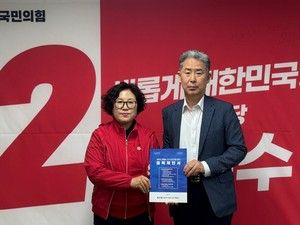 ▲ 윤미경 사무처장(왼쪽)과 이정열 본부장(회장).  