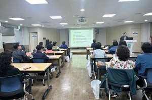 ▲ 황원민 교수가 지난 15일 계룡시 보건소 대회의실에서 지역 주민과 보건소 직원 30여 명을 대상으로 당뇨병과 고혈압 바로 알기 건강교실 특강을 열었다.
