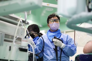 ▲ 초음파내시경 중재술을 시행하고 있는 박세우 교수.