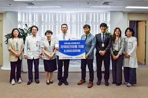 ▲ 민정준 병원장(왼쪽에서 네 번째)이 정병원 월드비전 광주전남사업본부장(오른쪽에서 네 번째)에게 후원금을 전달하고 참석자들과 기념 촬영하고 있다.