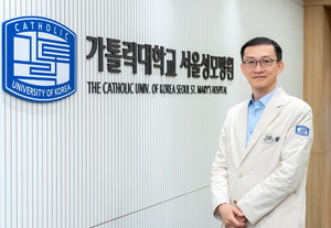 지난해 8월, 최초로 이식편대숙주병 치료를 위해 개발된 표적치료제 레주록(성분명 벨루모수딜)이 식품의약품안전처의 허가를 받아 패러다임 전환을 예고하고 있다. 실제 임상진료 환경에서 치료 옵션을 소진한 이식편대숙주병 환자들에게 희망을 전하고 있다는 평가다. 이에 의약뉴스는 서울성모병원 혈액내과 김희제 교수를 만나 이식편대숙주병의 질병 부담과 레주록의 임상적 가치를 조명했다.