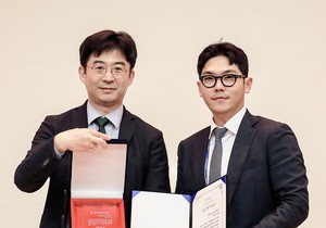 ▲ 송우진 교수(오른쪽)