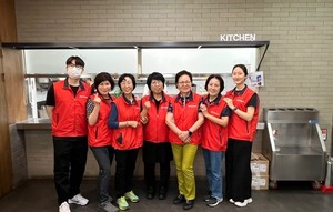 건협 서울동부지부가 배식 봉사활동을 진행했다.
