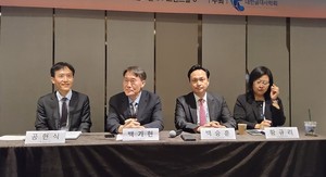 (왼쪽부터) 공현식 총무이사, 백기현 이사장, 백승훈 보험정책이사, 황규리 보험정책이사.