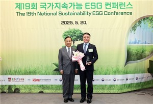건보공단(남부명 안전경영실장, 오른쪽)은 20일 제19회 국가지속가능경영 ESG 우수기업 시상식에서 3년 연속으로 종합대상을 수상했다.