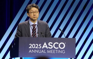 31일(현지시간), 서울 아산병원 김성배 교수는 미국임상종양학회 연례학술회의(ASCO 2025) 중 유방암 분야 구두 발표 세션에서 이전에 한 가지 이상의 내분비 요법을 받았으나, 항암화학요법은 받지 않은 전이성 유방암 환자를 대상으로 리포락셀과 주사형 파클리탁셀을 비교한 3상 임상 결과를 공개했다.