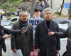 의협이 전공의 집단사직 등 단체행동을 교사한 혐의로 경찰이 의협 전ㆍ현직 간부들을 검찰에 송치한 것에 대해 “전 정권의 하명 수사에 이은 무리한 검찰 송치”라며 강력한 규탄했다.