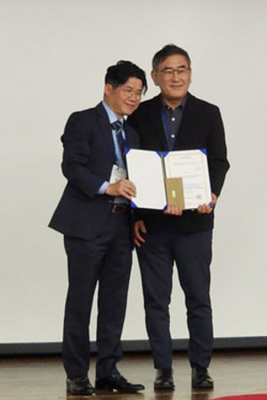 ▲ 안용 교수가 우수 논문상을 수상했다.