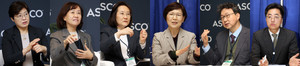 ▲올해도 임상 연구와 실제 진료 환경의 차이를 설명하고, 간극을 좁히기 이해 많은 연구자들이 행사장 구석 기자실까지 찾아오는 수고로움을 마다하지 않았다. 한 교수는 "대조군은 현재 우리나라에서는 건강보험이 적용되지 않는 표준요법이어서, 대조군에라도 포함시킬 수 있어 행복했다”고 전했다. 왼쪽부터 연세암병원 라선영 교수, 삼성서울병원 박연희 교수, 서울대병원 임석아 교수, 고려대학교 안암병원 박경화 교수, 서울아산병원 김성배 교수, 삼성서울병원 류재민 교수.