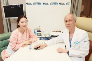 ▲ 써니다혜씨가 주치의 강석호 교수와 기념 촬영을 하고 있다.