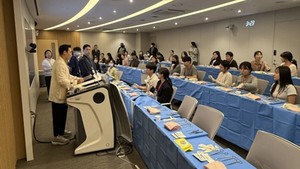▲ 지난달 24일 강북삼성병원에서 진행된 진료지원간호사 교육에 참가한 간호사들이 수술장 술기 교육을 받고 있다. 