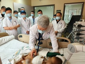 ▲ 서울아산병원 간이식ㆍ간담도외과 이승규 석좌교수가 중국 칭화대 부속 창궁병원에서 생체 간이식 수술을 받은 환아의 상태를 살펴보고 있다.