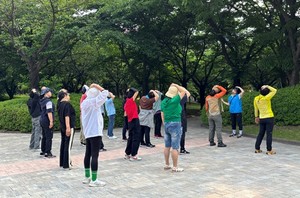 ▲ 인천암생존자통합지지센터가 지난달 30일 인천 중앙공원에서 개최한 바른 걷기 행사에 앞서 참가자들이 스트레칭을 하고 있다. 