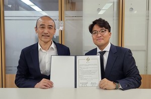 ▲ 김아람 교수(오른쪽)와 한국척수장애인협회 정진완 회장이 업무협약 체결 후 기념사진을 촬영하고 있다. 