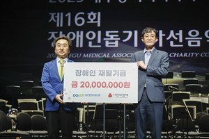 ▲ 민복기 회장(왼쪽)과 김태운 보건복지국장.