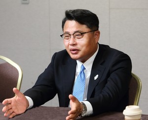 ▲ 송주현 회장은 “고관절 골절 진료의의 입장에서 고관절 골절이 한 번이라도 발생한 환자는 골절 초고위험군으로 판단한다”면서 “STRUCTURE 연구 결과, 이베니티는 고관절 부위에서 유의한 골밀도 증가를 보인 반면, 부갑상선 호르몬 투여군은 오히려 골밀도가 감소하는 경향이 확인됐는데, 이에 많은 고관절 전문의들이 부갑상선 호르몬에서 이베니티로 치료 전략을 전환하고 있다”고 전했다.