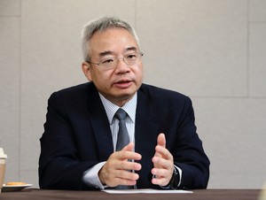 첸 교수는 “이베니티는 임상 현장에서 환자에게 처방을 고려할 때 최우선으로 검토해야 할 약제”라며 “단순히 골밀도 개선이라는 지표뿐 아니라 환자들이 직접 체감하는 삶의 질 향상과 통증 완화 효과에 대해서도 학계와 대중에게 적극적으로 알릴 필요가 있다”고 역설했다.