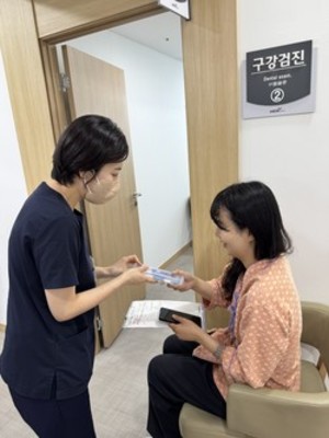 ▲ 건협 서울서부지부가 구강보건의 날을 맞아 구강 관리 캠페인을 실시했다.