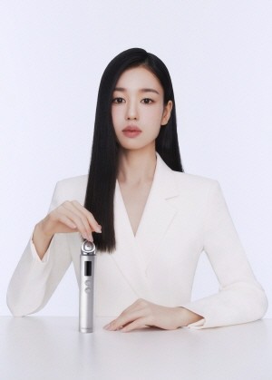 동국제약이 더마코스메틱 브랜드 센텔리안24의 신제품 뷰티 디바이스 ‘마데카 프라임 맥스’ 출시에 앞서 오는 15일까지 사전 예약 판매를 진행한다.