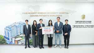 ▲ 허영숙씨(가운데)가 故허필수씨를 대신해 국제성모병원에 5000만원을 기부했다.