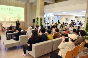 ▲ 장미경 요들송 가수가 화순전남대병원 사랑 나눔 음악회에서 노래를 하고 있다.