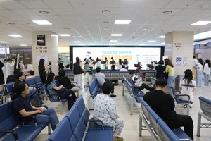 ▲ 전남대학교 관현악반이 지난달 30일 환자와 보호자들을 위한 힐링 앙상블 공연을 열었다.