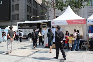 ▲ 서울특별시 장애인치과병원이 9일 제80회 구강보건의 날을 맞아 서울 중구 한국은행 앞 광장에서 열린 기념행사에 참여해, 시민과 소통하며 구강건강의 중요성을 알리는 체험형 부스를 운영했다.