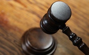 의료계 블랙리스트 작성 사직 전공의에게 법원이 징역 3년의 실형을 선고하자, 의료계가 법리를 무시한 정치적 판결이라며 거세게 반발했다.