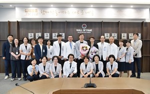 ▲ 민정준 병원장 등 임직원들이 김재봉 대표원장과 김재봉 홀 개소식 행사를 마치고 기념 촬영하고 있다.