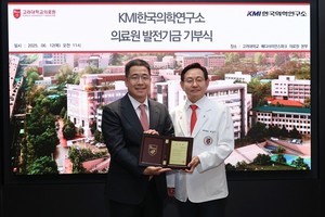 ▲ 이광배 이사장(왼쪽)과 윤을식 의무부총장.