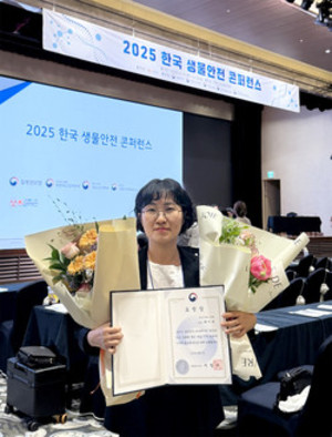 ▲ 배미옥 실험동물사육실장이 질병관리청장 표창을 받았다.
