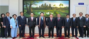 ▲ 13일(현지시간) 프놈펜 MOH 본부에서 열린 전라남도-캄보디아 보건의료 교류 및 협력 고위급 회담에 참석, 치앙 라 장관, 최운창 회장, 렘 다라 회장 등 주요 관계자들과 기념촬영을 하고 있다.