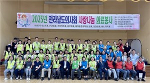 ▲ 전라남도의사회 의료봉사단이 15일 의료 접근성이 낮은 섬마을인 고흥군 나로도를 찾아 대규모 의료봉사와 나눔 행사를 펼쳤다.