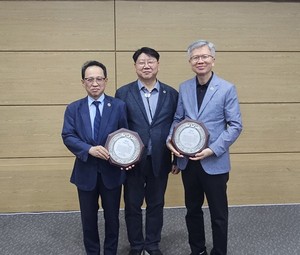 ▲ 경상북도의사회는 14일 대한의사협회와 전국 15개 시도의사회에 특별 감사패를 전달했다고 밝혔다.