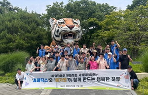 휴온스그룹 휴메딕스가 여가 활동 기회가 제한적인 발달장애인들의 나들이에 동행하며 따뜻한 나눔의 가치를 실현했다.