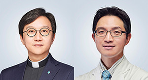 ▲ 고동현 병원장(왼쪽), 김영욱 교수